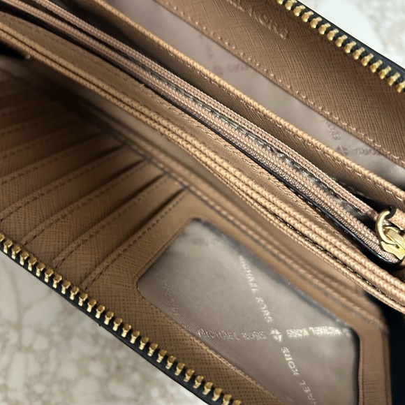 Michael Kor ladies black zip wallet. New WOT. Beautiful wallet with hand strap. - Picture 7 of 15